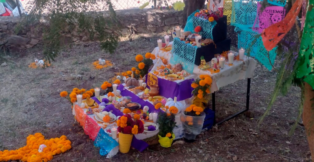 🌺✨ ¡Celebramos nuestras raíces en el Día de Muertos! 💀🕯️